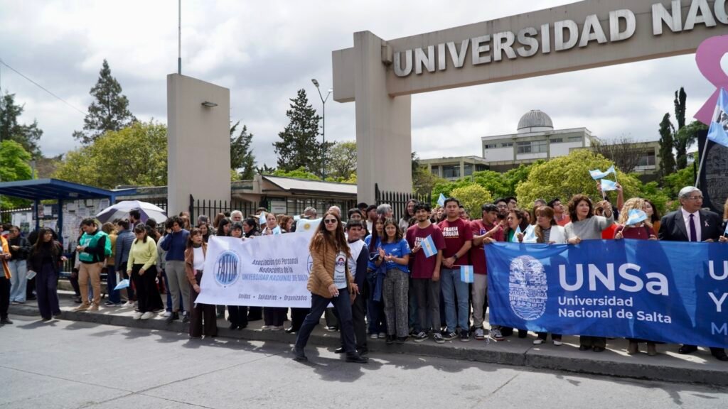 La comunidad de la Universidad Nacional realizó un abrazo simbólico en defensa del presupuesto