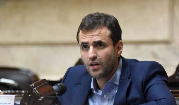 Pidieron la indagatoria de Emiliano Estrada por el uso de empleados del Congreso para crear cuentas y difundir noticias