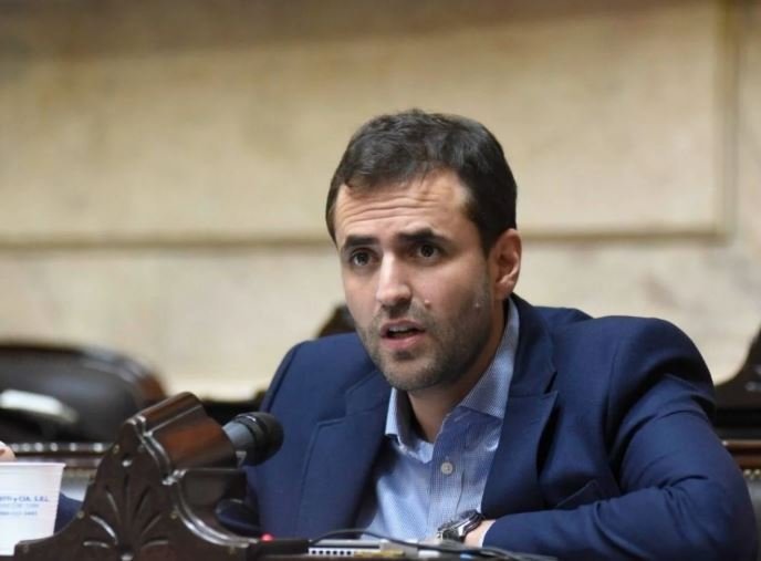 Pidieron la indagatoria de Emiliano Estrada por el uso de empleados del Congreso para crear cuentas y difundir noticias