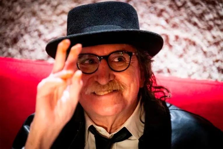 Charly García cumple 75 años: el ícono del rock argentino saludó a sus fans desde el balcón