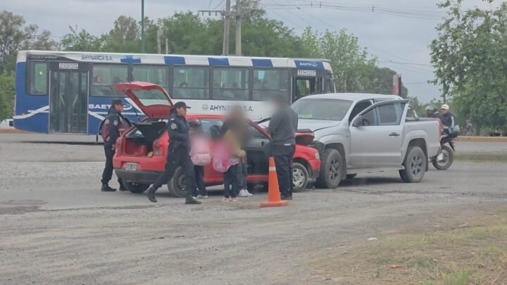 Caos en la zona sur: violento choque frontal entre un Volkswagen Gol y una Volkswagen Amarok