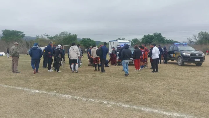 Tragedia en Atocha: un futbolista de 63 años murió tras descompensarse en pleno partido