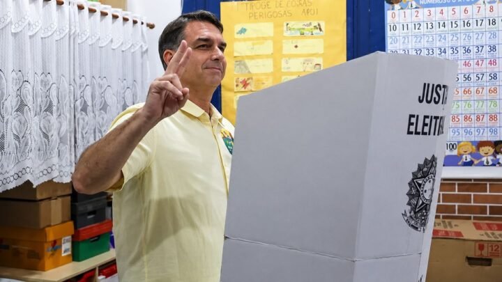 Flávio Bolsonaro da marcha atrás con la anulación de las elecciones y ahora busca la destitución de Lula