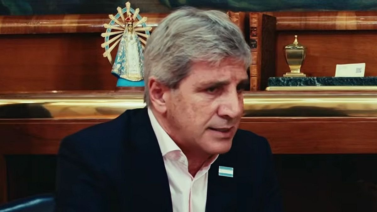 Luis Caputo vinculó la suba del riesgo país al "temor de volver al infierno"