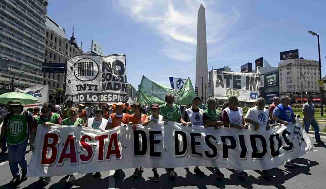 El Gobierno avanza con un plan de retiros voluntarios para achicar la planta estatal