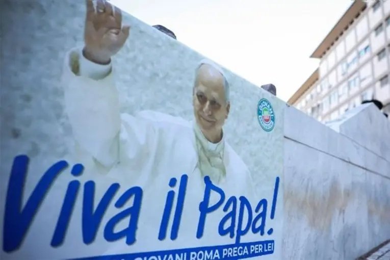 El Papa León evoluciona favorablemente tras la operación en Roma