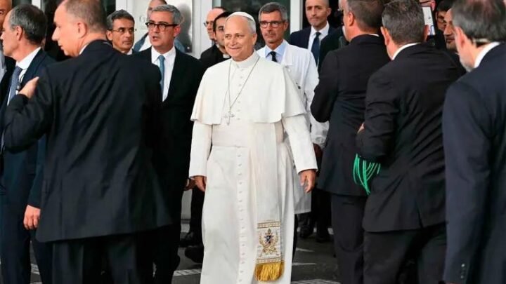 El Papa León XIV recibió el alta médica y abandonó el hospital tras ser operado de cáncer de pulmón