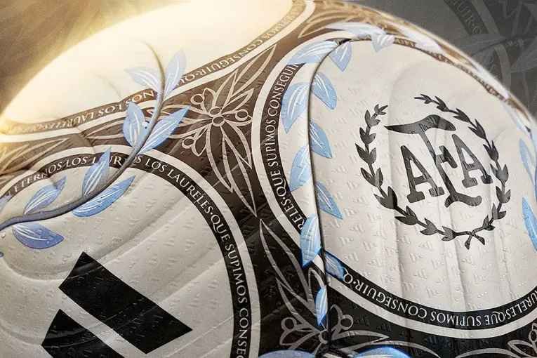 El Superclásico tendrá una pelota especial: los detalles del diseño que usarán Boca y River