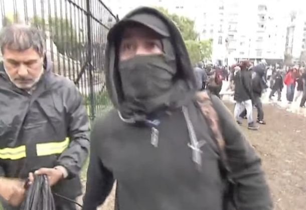 Escándalo: un encapuchado agredió a golpes al equipo de C5N durante la Marcha Federal Universitaria