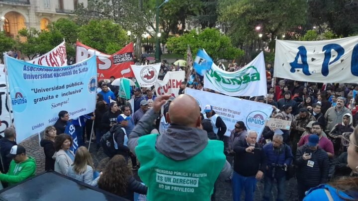 Masiva Marcha Federal Universitaria en Salta contra el ajuste