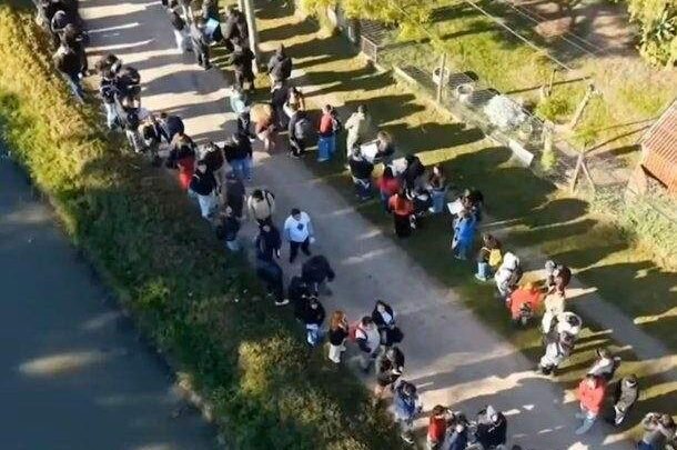 Desesperación en Ezeiza: filas de diez cuadras para apenas 40 puestos en un supermercado