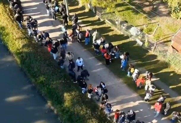 Desesperación en Ezeiza: filas de diez cuadras para apenas 40 puestos en un supermercado