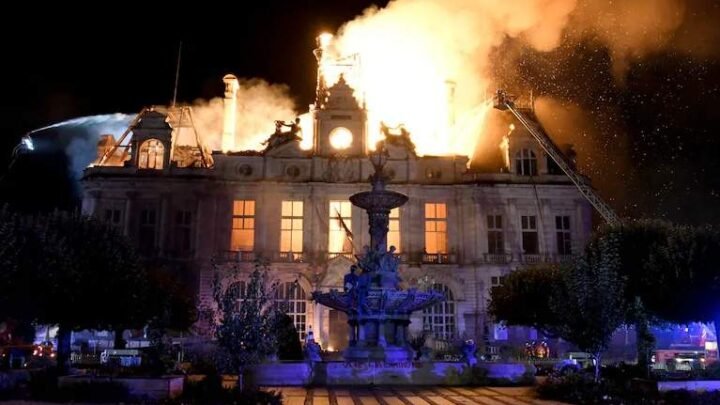 Escándalo en Francia: encapuchados incendiaron un histórico edificio municipal de 143 años en medio de violentas protestas