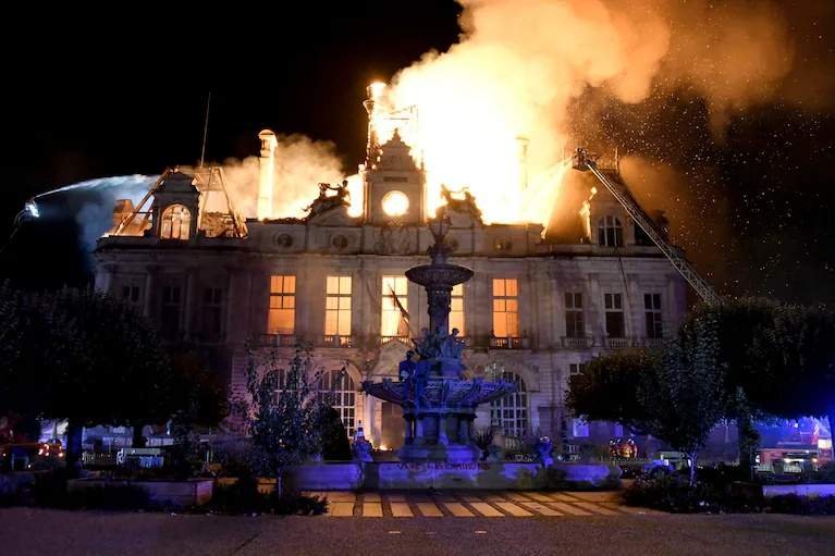 Escándalo en Francia: encapuchados incendiaron un histórico edificio municipal de 143 años en medio de violentas protestas