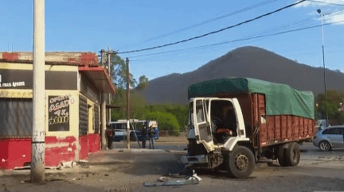 Impactante siniestro en avenida Asunción: Un camión chocó a cuatro vehículos y varias personas resultaron heridas