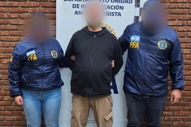 Imputaron a un hombre en Rosario por difundir mensajes antisemitas y hallaron armas en su poder