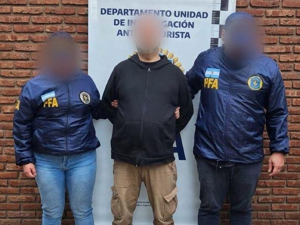 Imputaron a un hombre en Rosario por difundir mensajes antisemitas y hallaron armas en su poder