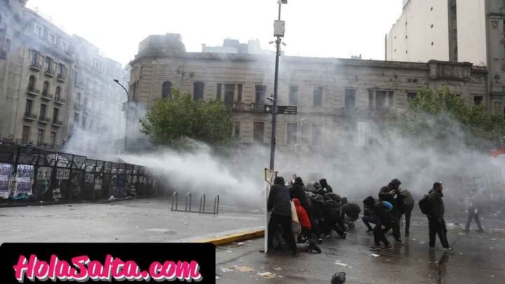 Tensión y represión en la Marcha Federal Universitaria: gases y camiones hidrantes frente al Congreso en Buenos Aires