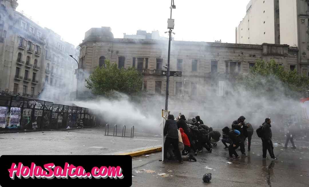Tensión y represión en la Marcha Federal Universitaria: gases y camiones hidrantes frente al Congreso en Buenos Aires