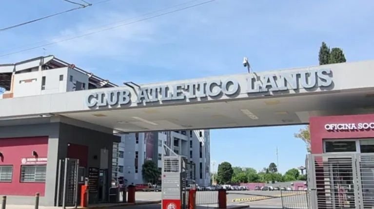 Escándalo en el Club Atlético Lanús: un nene de 12 años fue internado tras ser aplastado por un arco de fútbol