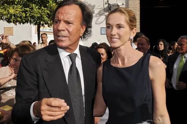 Julio Iglesias y su esposa Miranda Rijnsburger declararán ante la Justicia por una millonaria demanda