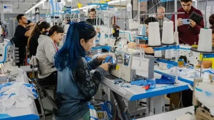 La empresa que fabrica camisetas de la Selección suspendió trabajadores y adelantó vacaciones