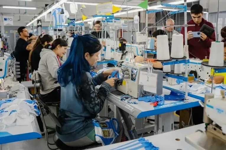 La empresa que fabrica camisetas de la Selección suspendió trabajadores y adelantó vacaciones