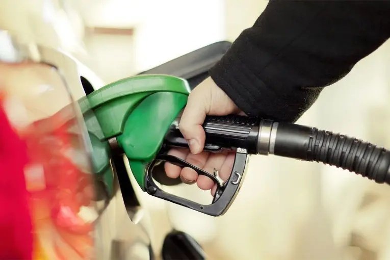 Le cargaron nafta en lugar de gasoil a su Renault Clio en Pergamino, Buenos Aires, y recibirá una millonaria indemnización