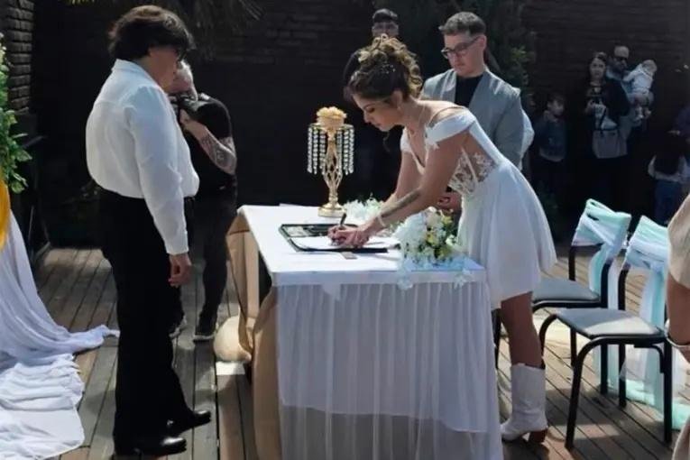 Escándalo en Neuquén: clausuraron el salón de su boda horas antes y terminaron casándose en la vereda