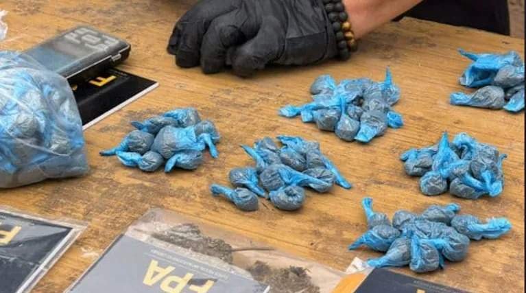 “Ma, ¿las bolsitas las dejo cortadas?”: condenaron a una mujer por usar a su hija de 12 años para vender droga