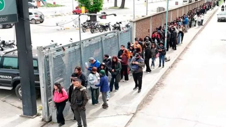 crisis laboral Desesperación Moreno más 10 cuadras fila bajo