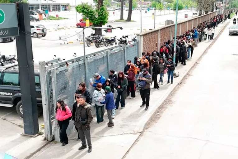 crisis laboral Desesperación Moreno más 10 cuadras fila bajo