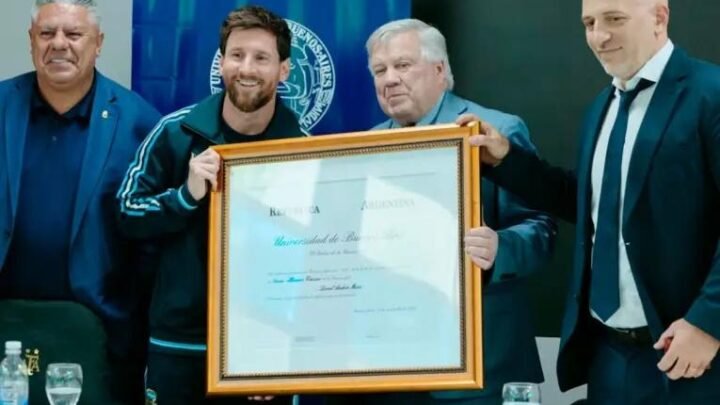 Messi recibió el Doctorado Honoris Causa de la Universidad antes de su despedida de la Selección