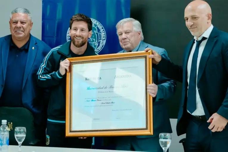 Messi recibió el Doctorado Honoris Causa de la Universidad antes de su despedida de la Selección