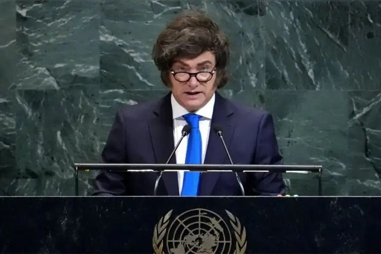 Milei aseguró que cuenta con USD 125.000 millones para frenar una posible corrida en 2027