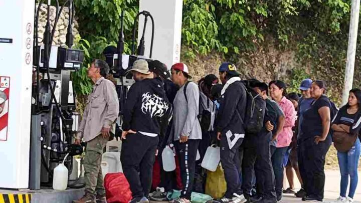 Nueva tensión en la frontera: bolivianos cruzan a Aguas Blancas para cargar nafta