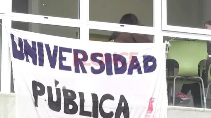 Rectores plantan bandera frente a Casa Rosada: exigen el cumplimiento inmediato de la Ley de Financiamiento Universitario
