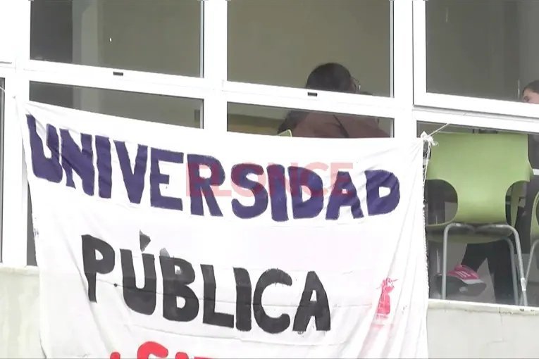 Rectores plantan bandera frente a Casa Rosada: exigen el cumplimiento inmediato de la Ley de Financiamiento Universitario