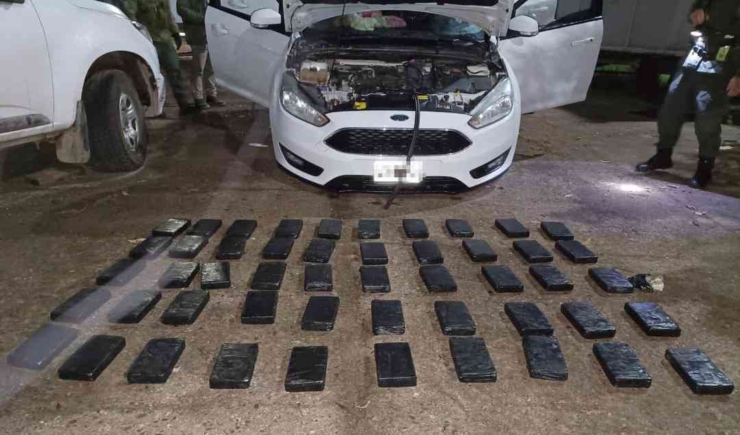 Golpe al narcotráfico en el norte: incautaron más de 53 kilos de cocaína ocultos en un vehículo y detuvieron a dos hombres