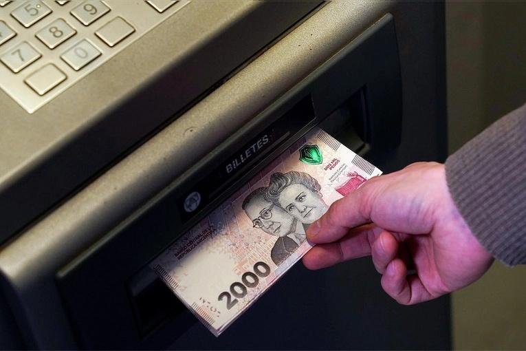 El uso de efectivo se desploma en Argentina: las extracciones en cajeros cayeron más del 50% en dos años