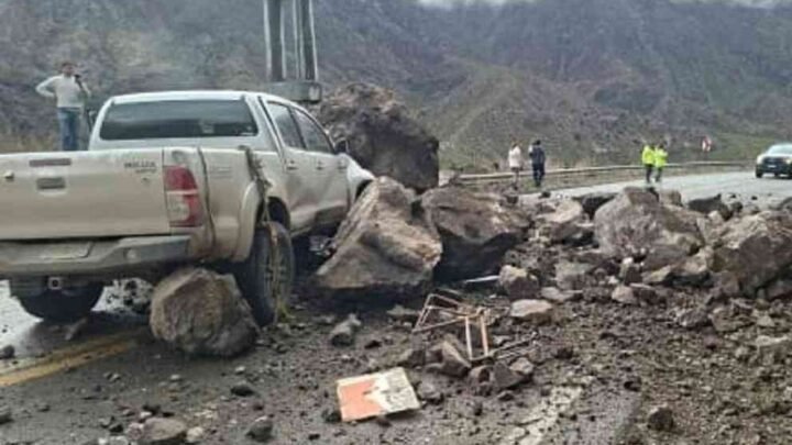 Se desprendieron rocas de un cerro en Mendoza y aplastaron una camioneta: el conductor resultó ileso