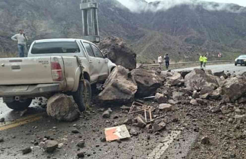 Se desprendieron rocas de un cerro en Mendoza y aplastaron una camioneta: el conductor resultó ileso