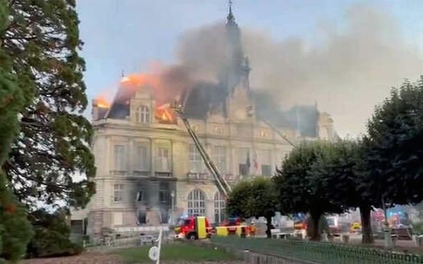 protestas en Francia Escándalo manifestantes incendiaron edificio