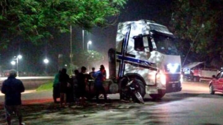 Milagroso salvataje en Tartagal: una moto quedó aplastada bajo un camión tras un violento choque