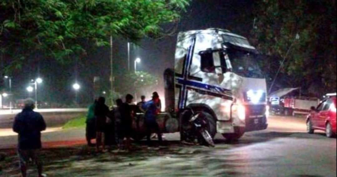 Milagroso salvataje en Tartagal: una moto quedó aplastada bajo un camión tras un violento choque