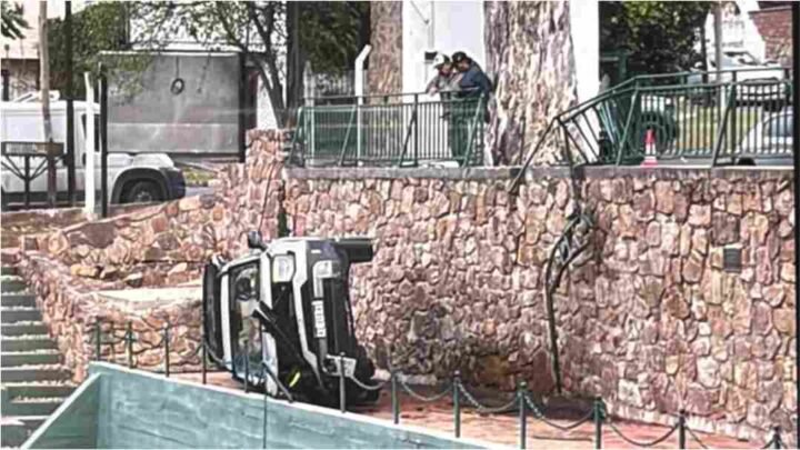 Impactante accidente en el Club Sporting: un auto terminó incrustado dentro de una cancha de tenis