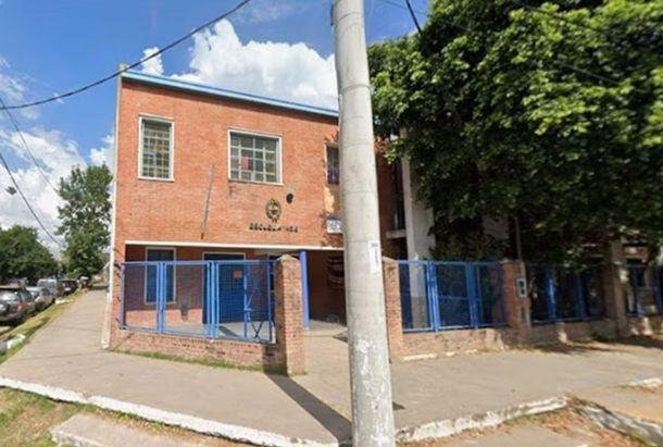 Terror en una escuela de González Catán: un joven de 17 años baleó a uno de sus compañeros en el baño