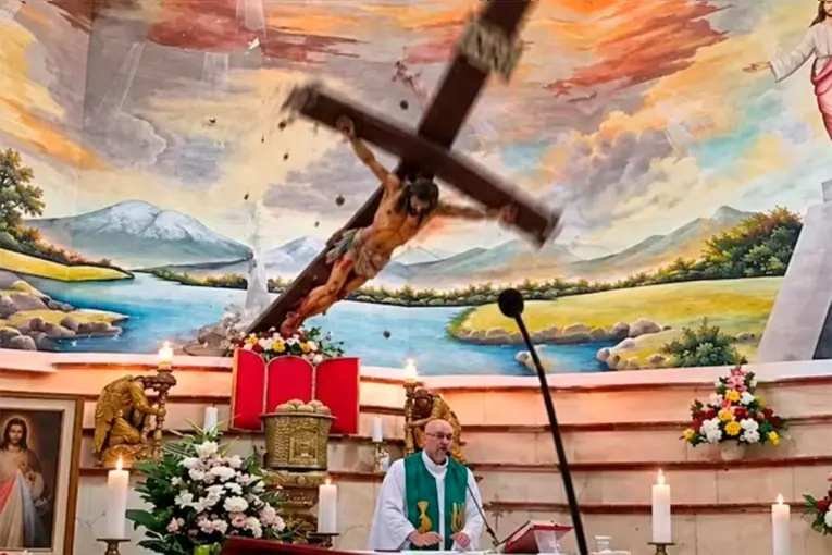 Tragedia en Ecuador: un sacerdote murió aplastado por una cruz mientras transmitía una misa en vivo
