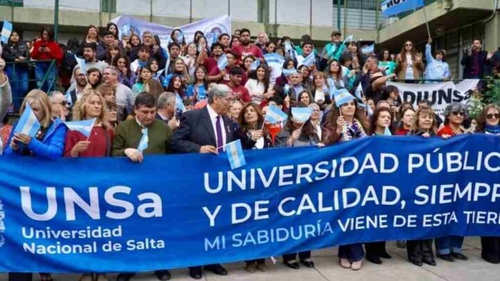 Marcha Federal Universitaria Furia Universidad Nacional abrazo