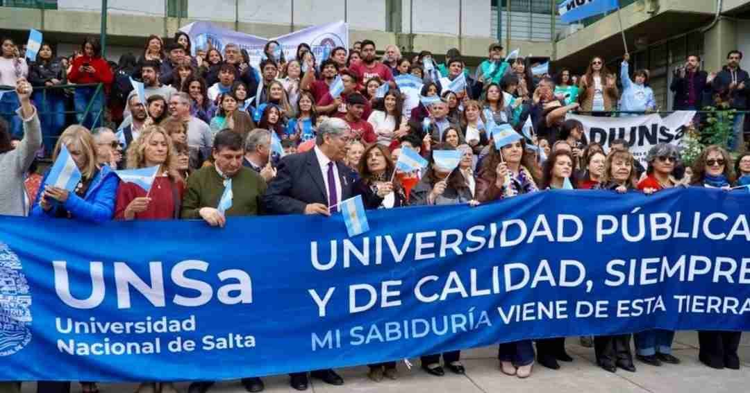 Marcha Federal Universitaria Furia Universidad Nacional abrazo